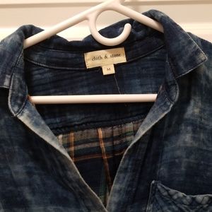 Stone wash button down with long back plaid interi